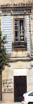 "Casas sin gente, gente sin casas". Graffiti on an empty house of the Cabañal. Foto