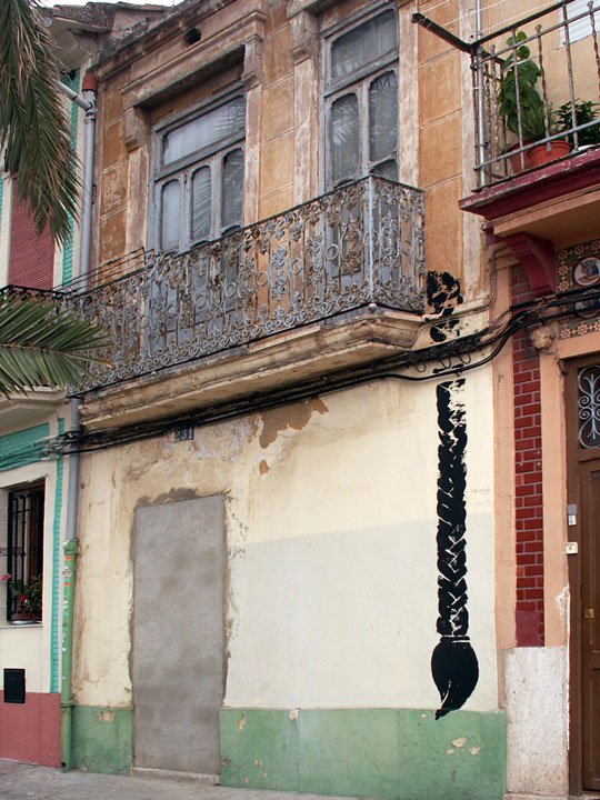 Cabañal house with a braid painted on its facade. Foto