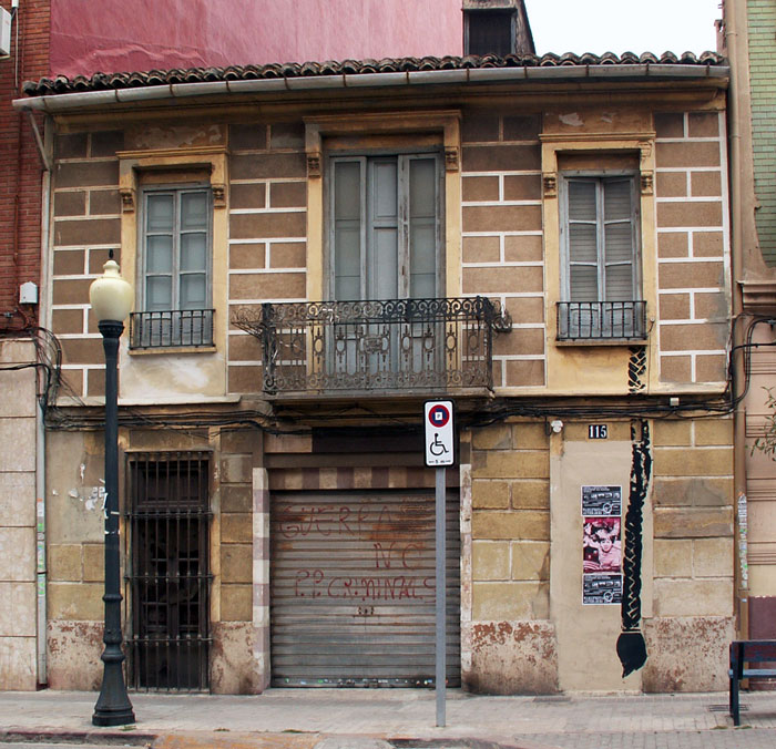 Cabañal house with a braid painted on its facade. Foto